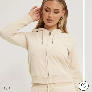 Juicy couture jacka towelling - Kollar intresset för denna juicy couture jackan i färgen sand och materialet towelling❤️ Helt ny och lappen kvar! Köpt för 1100kr