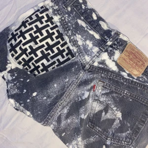 Levi's shorts - Shorts från Levi's köpta från Shock i Göteborg. Dessa är förstora för mig därav säljs dem tyvärr. Jättefint skick & är jättesnygga på!!