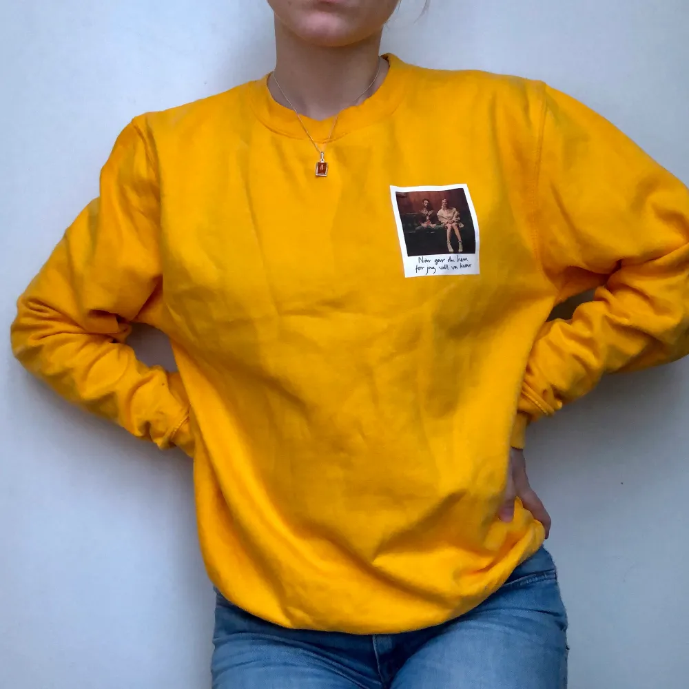 ANVÄNDER INTE KÖP NU!! Veronica Maggio tröja köpt på konsert 2019. I storlek M! Nästan aldrig använd så i väldigt fint skick! Köpt för 500kr☀️☀️☀️. Tröjor & Koftor.