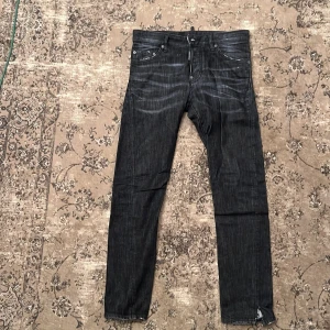 Dsquared Jeans - Schyssta jeans, med snitt nere vid fötterna för dom som gillar byxor som går över skon! Växt ur dom tyvärr, passar tjejer som killar. Köpte dessa för 5.000 kr! Kommer va schysst med priset, diskutera med mig i dm!
