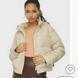 Puffer jacket beige  - Säljer min puffer jacket köpt från nelly.com. Nypris är 449 kr och säljer för 100kr. Jackan är storlek 38. Betalning sker via Swish!