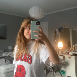 Ganni tröja💓 - Super snygg ganni tröja som jag köpte här på Plick, hösten 2021!💓tröjan har en liten defekt(som ni ser på bild 3) Säljer pågrund av att den inte kommer till användning🥲är i storlek m men tycker passar bra för mig som är 11 år. Fråga vad som helst💓