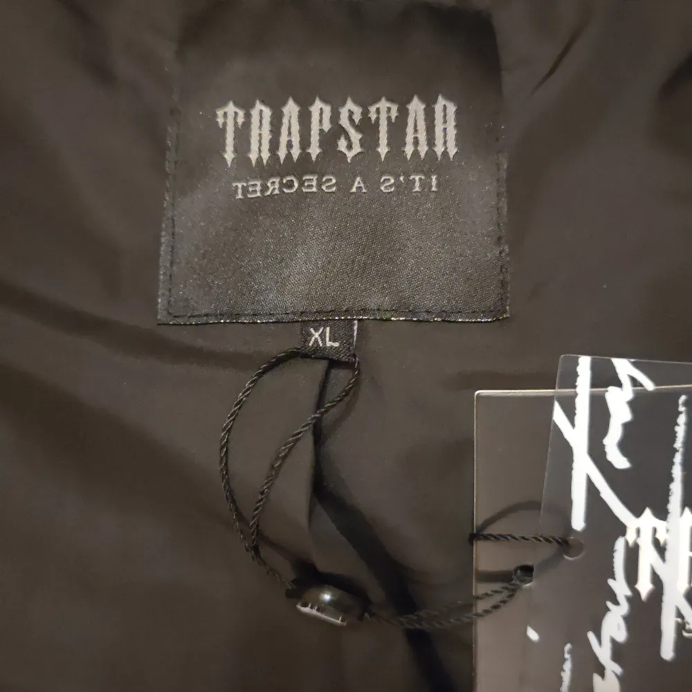 Trapstar Irongate Detachable Hooded Jacket (Black) Condition: Som Ny Color: Black Size: XL Saknar Kvitto. Jackor.