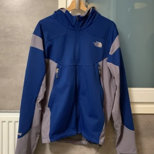 The north face jacka - Tunn northface jacka/tröja i bra skick. Storlek L men passar mindre då man kan dra åt den i midjan