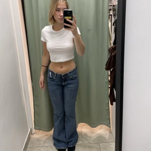 Low waisted jeans från Tiger of Sweden , storlek W28 L34 - (Jag är ca 170 cm, innerbenslängden är 83 och midjemåttet är 39) Jag säljer mina älskade low waisted jeans från Tiger of Sweden i storlek W28 L34. Jeansen har tyvärr blivit för små. Använt flertal gånger men byxorna är i mycket gott skick! 