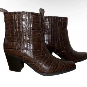 Ganni klackar - Säljer dessa ganni klackar / heels då de är för stora på mig. Nypris 2500. Snygga till både fest och vardag