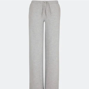 Lågmidjade mjukisbyxor från bikbok - Super söta lågmidjade mjukisbyxor från bikbok köpta för ca 1 vecka sen. Säljer då dom är en aning korta på mig ( 175/76