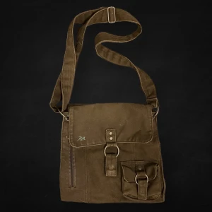 Axelremsväska  - Mörkgrön väska i fint skick. Väskan ser ett snäpp ljusare ut i verkligheten, typ som på första bilden! Finns inte materiallapp eller märkeslapp. Mått: Höjd 27cm, bredd 30cm & djup 10cm. 