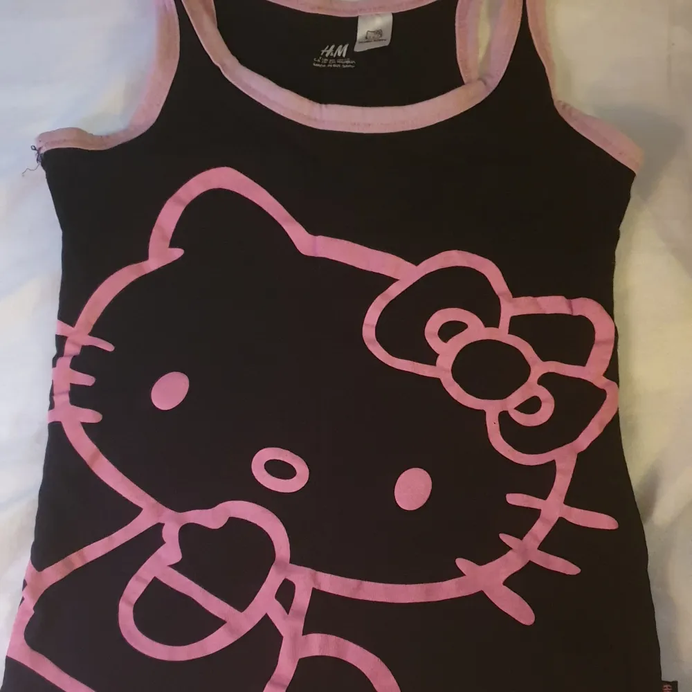 Sött hello kitty linne i svart och rosa. (Fraktpris kan skilja då jag fraktar med frimärken) ♡♡. Toppar.