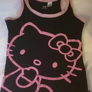 Hello kitty linne - Sött hello kitty linne i svart och rosa. (Fraktpris kan skilja då jag fraktar med frimärken) ♡♡