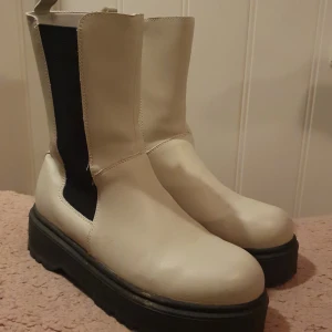 Fina skor  - Fina skpr som är använda 2 gånger och som är i bra skick. Dom har dragkedja.