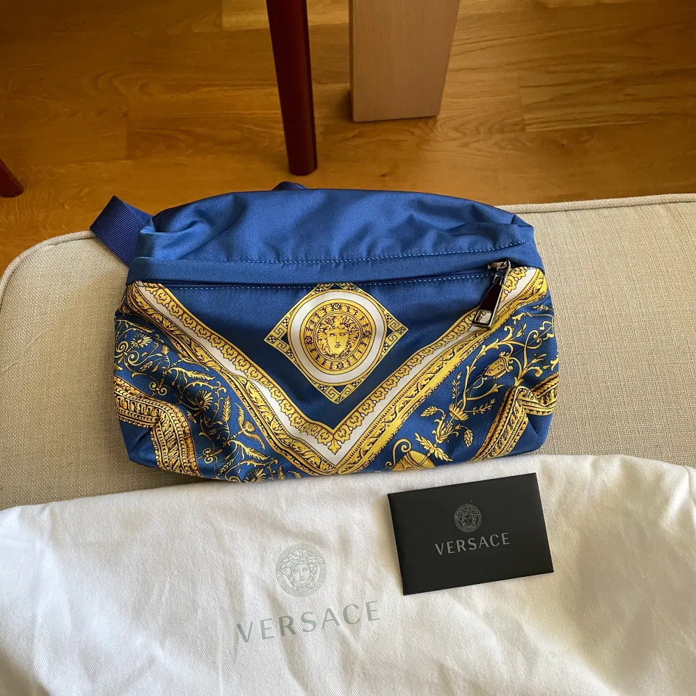 Säljer nu denna BumBag (magväska) som är helt oanvänd! Jag köpte den i Versace affären i Italien, den kommer med dustbag och certifieringskuvert. Den är från Medusa kollektionen och är därför värd 6800kr. Säljer den för 3000kr till någon lyckligt lottad.. Väskor.