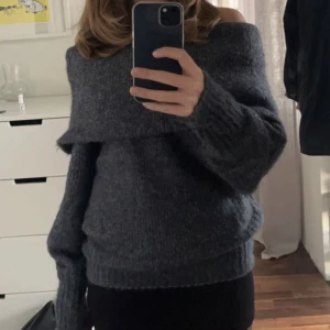 Hm - Säljer denna jätte fina grå/blå offshoulder  tröjan från hm helt oandvönd prislappen finns kvar💗