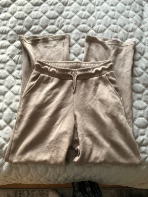 Mjukisbyxor New yorker 🤌🏽 - Superfina men kommer inte till användning längre så jag har så pass många mjukisar/. Använda ca 5 gånger därav jättefint skick, inga synliga defekter 🙏🏼 frakt tillkommer 