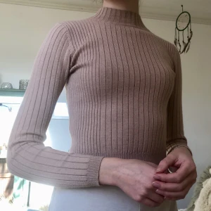 Polo - Mocha/ rosabeige polotröja från märket showpo i storlek x-small. Har knappt använt den, så den är fortfarande som ny🙏🏼  https://www.showpo.com/downtown-dreams-knit-in-light-mocha.html