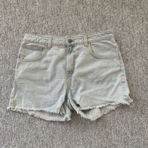 Bik bok shorts  - Lightwash Bik bok shorts med rå kant. 