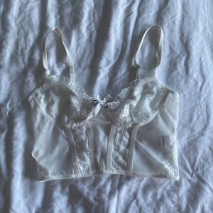 croptop  - en vit tunn croppat linne. storleken är 36. 💗 köparen står för frakt. 