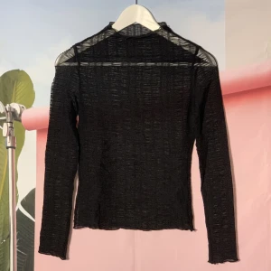 &Other Stories black mesh top - 🕸️ Mesh topp från &Other Stories, strl 34, 98% Polyamid 2% Elastan, används Max 5 gånger, ingen fel jag hittar, 175kr inkl frakt