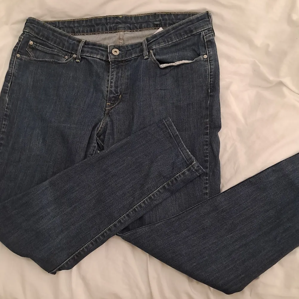 Mörkblå jeans, jätte fina 💞 Storleken är vuxen model storlek 33. Jeans & Byxor.