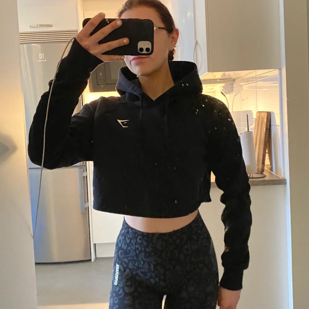Säljer denna fina hoodie från gymshark då jag har för mkt träningskläder. Storlek XS i en croppad modell! Passa på när det är 50% på frakten 🥰. Hoodies.