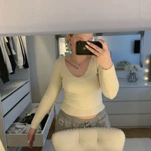 Vit topp - Vit stickad tight tröja 