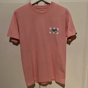 Ljusrosa Vans t-shirt, storlek S. Köpt för ca 3 månader sen, aldrig använd. Nyskick. Köpt på patches and pins för 400kr.