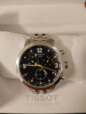 Tissot prc 200 - Bra skick precis bytt batteri kommer i låda kvitto pch lvitto på batteri byte sm e gjort på rätt. Sätt så den e vattentät osv. Kommer certifikat ökta intyg på den har serie nummer köpte den för 5.8k på skärmsläckarna har ni några frågor svara jag gladelig