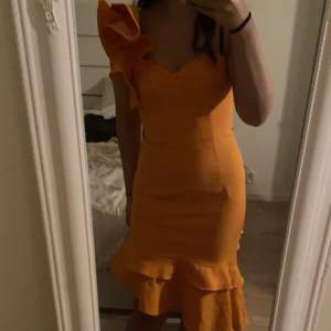 En jätte fin orange klänning som är köpt i Australien, den är i size 10 i Australien men tror de är runt 38-40 i Eu storlek, men jag brukar ha 36-38 i vanliga fall. Kontakta om frågor eller intresse 💗💗