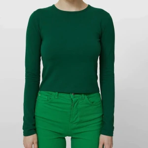 stradivarius topp - ANVÄND INTE KÖP DIREKT FUNKTIONEN!! grön oanvänd långärmadtopp från stradivarius. säljer då den inte kommer till användning. frakten är inte på rea???