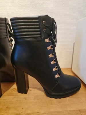 Stövlett - Helt nya, oanvända stövletter. Säljs då det var fel storlek. Nypris 599.
