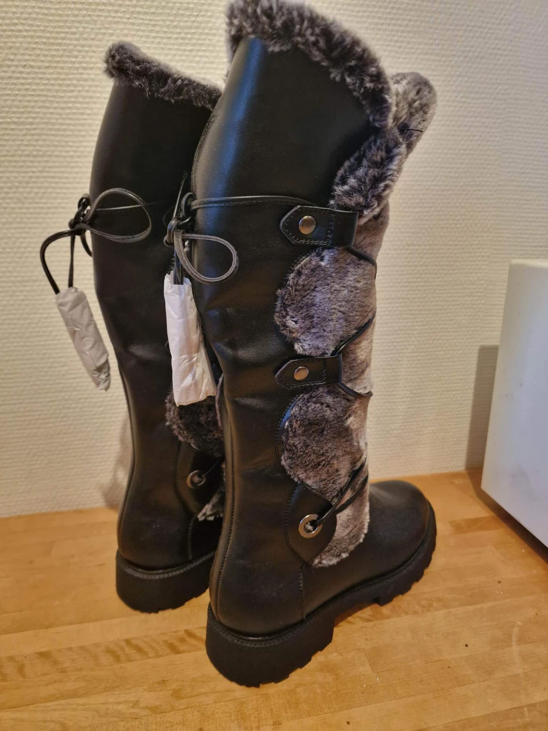 Vinterstövlar med päls.  - 90