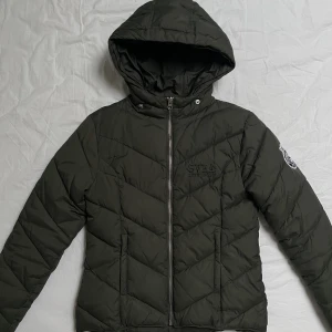 Svea dun jacka - Grön dun/vinter jacka från Svea. Pälsen till jackan har tyvärr försvunnit. Mycket bra skick. Nypris: 1299kr. Hör av dig för mer bilder och information 🤍🤍