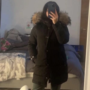 Hollies vinter jacka m - Äkta päls som går o ta tav. Köptes för 5000 förra året jätte bra skick. Passar även 38.