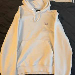 Hov1 hoodie - Kollar intresset på min superfina hov1 hoodie!  Köpt på en konsert 2018, använd så lite nopprig på insidan💞 Tvättas såklart innan köp ☺️ köpt för 500 kr Bara att höra av sig vid frågor💞