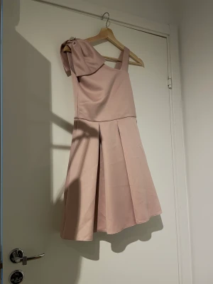 Fin Klänning för barn - En fin klänning i storlek 11år. Använd 2 gånger mycket fint skick. 
