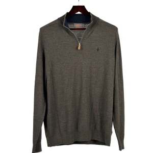 Brun tröja med dragkedja - En brun stickad tröja från Morris med dragkedja.   Plagget har en normal passform.  Mått, i cm: Bröst: 120 Midja: 116 Stuss: 102 Rygglängd: 72 Ärmlängd: 70