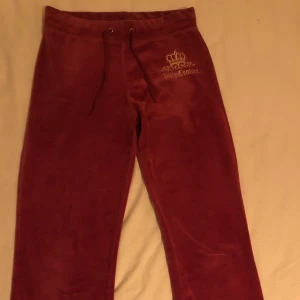 juicy mjukisbyxor  - Rosa juicy couture byxor, skulle säga att dem är midwaist men jag brukar vika ner kanten så blir dem lowwaist om man hällre vill ha det. Pris kan diskuteras 