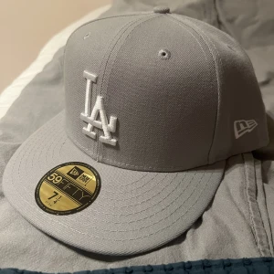 New era hat 59fifty grå - New era hat 59fifty grå inte använd 1 enda gång eftersom att den var för stor, den har kvar alla tags som ni kan se. Skick 10/10