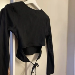 Svart topp - Superfin svart topp med öppen rygg 
