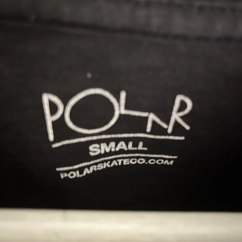 T-shirt från Polar Skate Co Storlek S. Märket på ryggen är sprucket men annars i bra skick. . T-shirts.