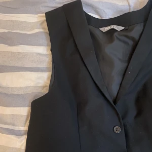 Väst - Svart väst i storlek 170 men passar XS och S😊