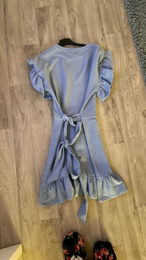 Blå klänning  - Blå klänning stl xs aldrig använd ☺️