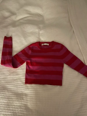 Zara  - Säljer superfin randig tröja från zara. Används relativt mycket men har ett fint skick. Dock är där ett litet streck av blyertspenna på framsidan. (Säljer för den ej kommer till användning)