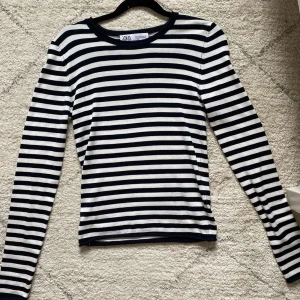 Randig tröja från Zara - Vitsvart randig topp som aldrig har varit använd! Hör av dig vid frågor eller funderingar💖