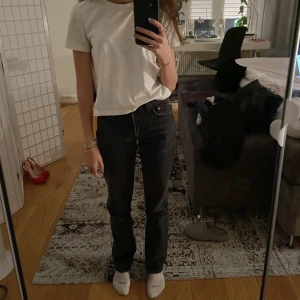 Svarta zara jeans  - Säljer dessa mid waist svarta zara jeans för att de är för stora. Använda bara några fåtal gånger.