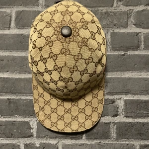 Gucxi keps - Gucci keps Använd 3 månader Användbar  Inget fel på den