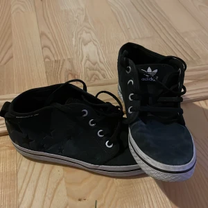 Riktigt coola adidas skor med stjärndetaljer - Coola adidas skor med stjärnor i detaljer på skon.  Stl 36.  Köparen betalar frakten. Jag ansvarar inte för postens hantering. Samfraktar gärna.