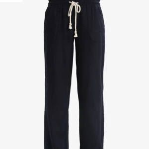 svarta roxy linnebyxor storlek S - jätte fina roxy linnebyxor som jag knappt använt! dem är i jätte fint skick,  kontakta för mer info! kan mötas upp! passar mig perfekt som är 163. buda på!! 