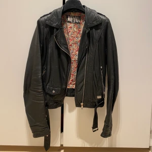 Jofama skinnjacka - Svart skinnjacka från Jofama by Kenza. Fint skick. Nypris ca 2500-2700kr.