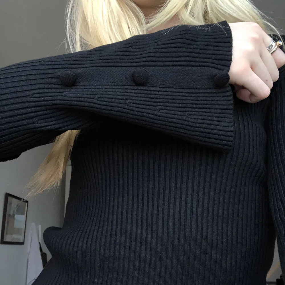 superfin svart stickad tröja med knappar som tyvärr inte kommer till så mycket användning. jag är normalt en storlek s🌟. Stickat.